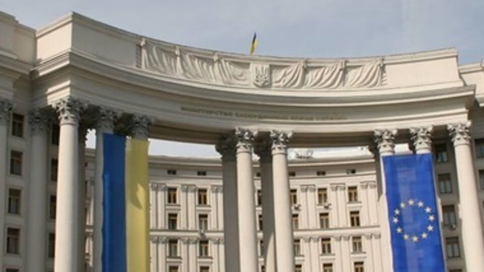 Совфед РФ должен лишить Путина мандата на введение войск в Украину, считают в МИД Украины