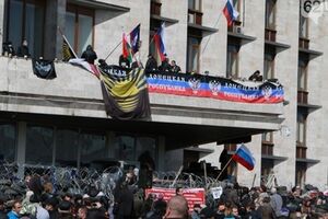 7 апреля несколько десятков сепаратистов объявили себя народными депутатами и провозгласили создание Донецкой народной республики