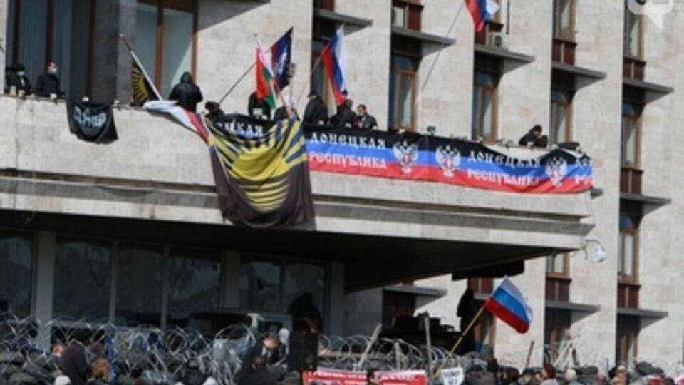 7 апреля несколько десятков сепаратистов объявили себя народными депутатами и провозгласили создание Донецкой народной республики