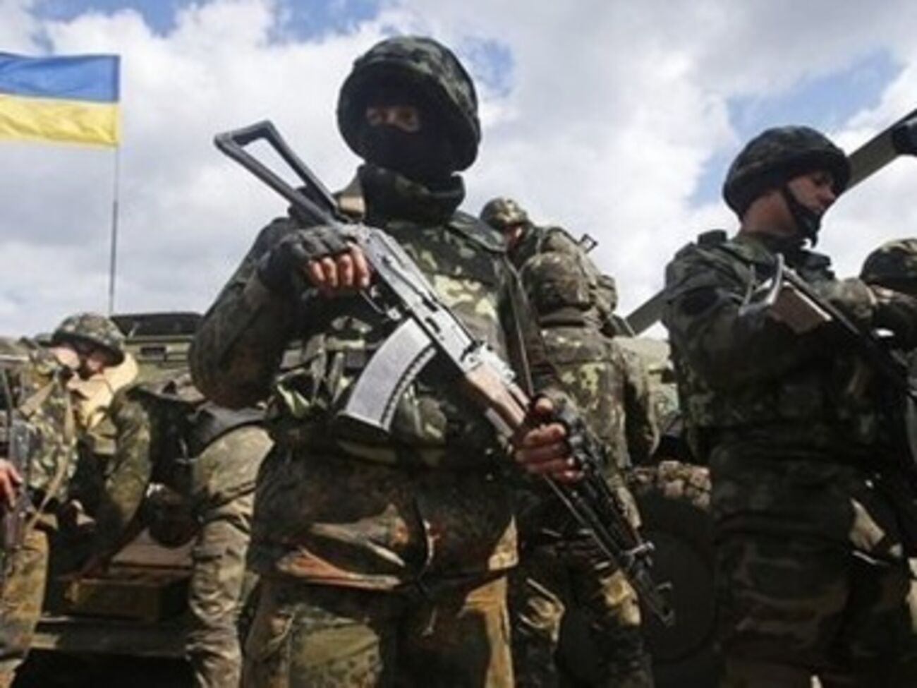 Аэродром окружило 50-60 диверсантов