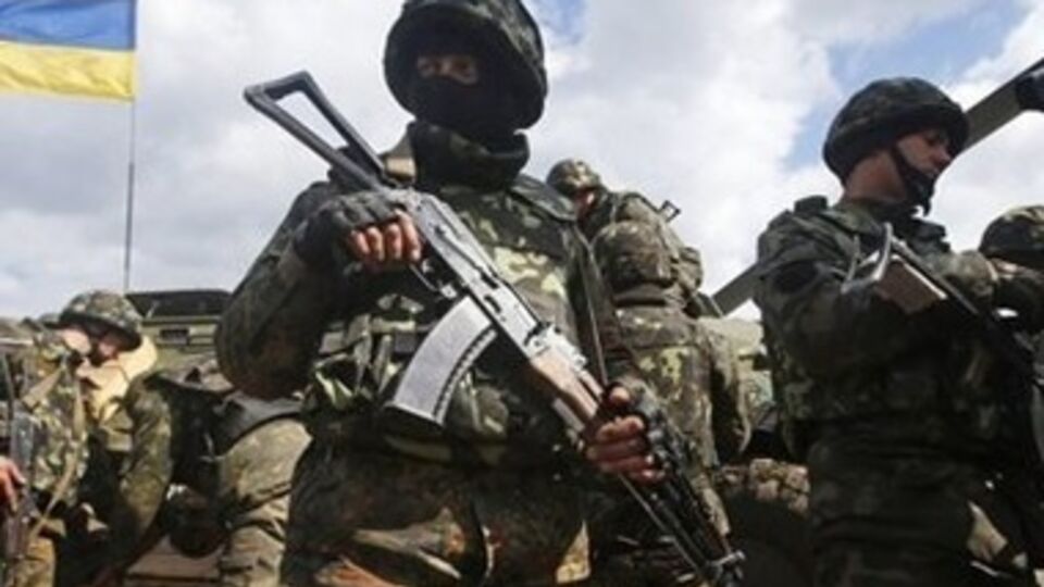 Аэродром окружило 50-60 диверсантов