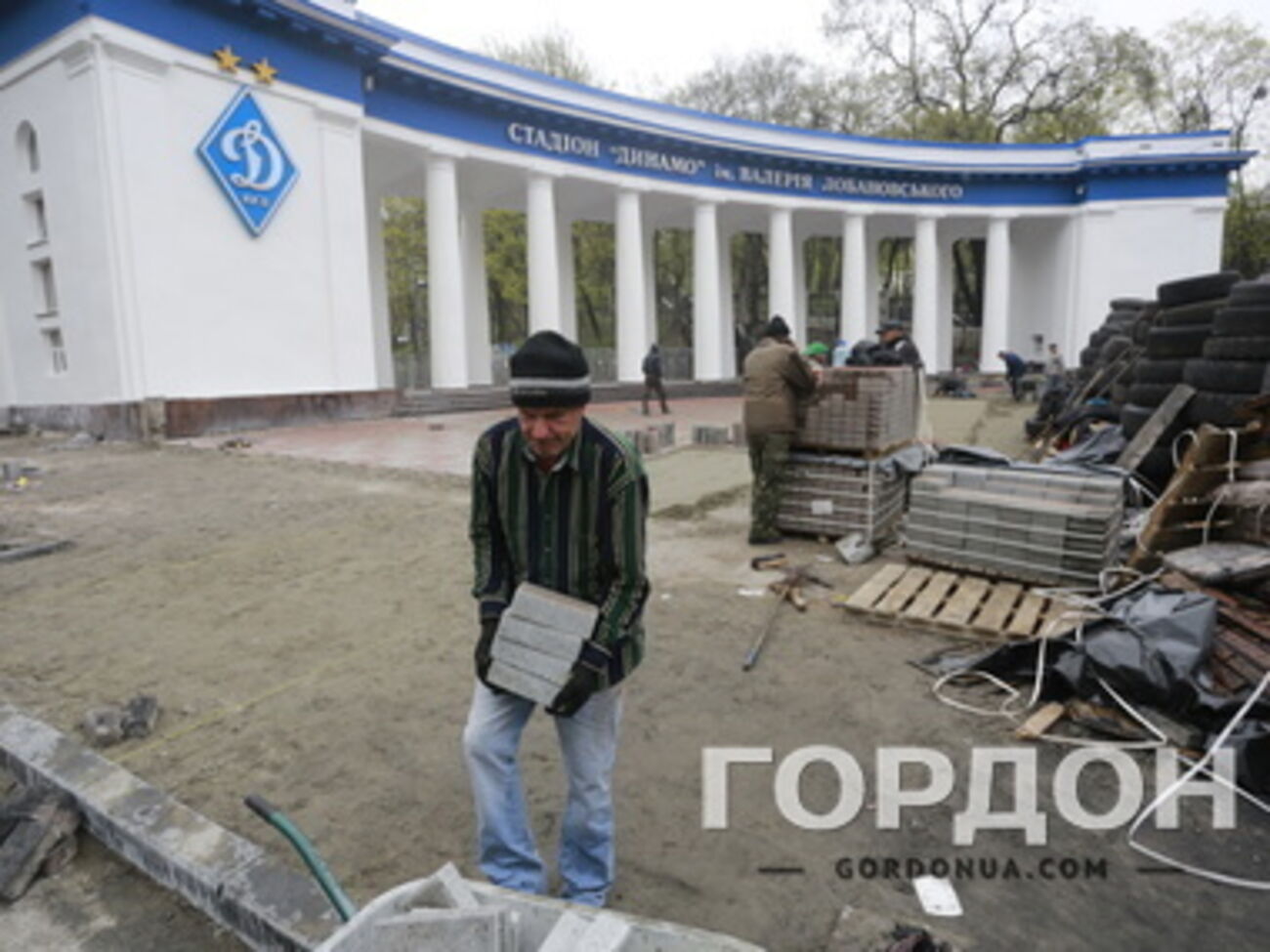 На Грушевского кладут новую брусчатку