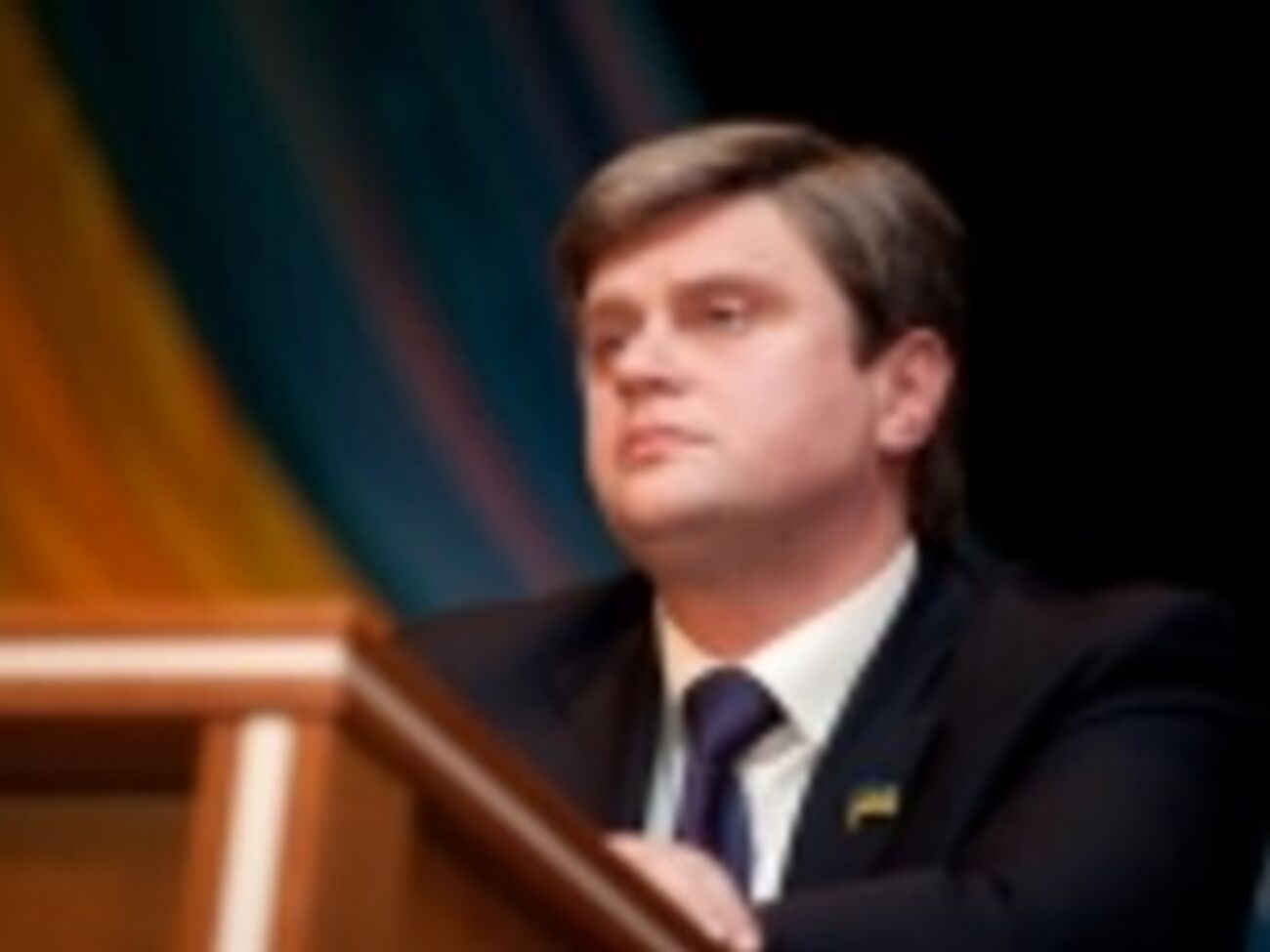 Возле воинской части собралось около 500 человек