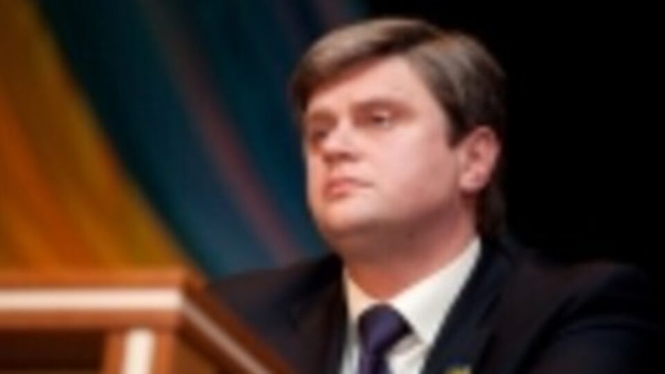 Возле воинской части собралось около 500 человек