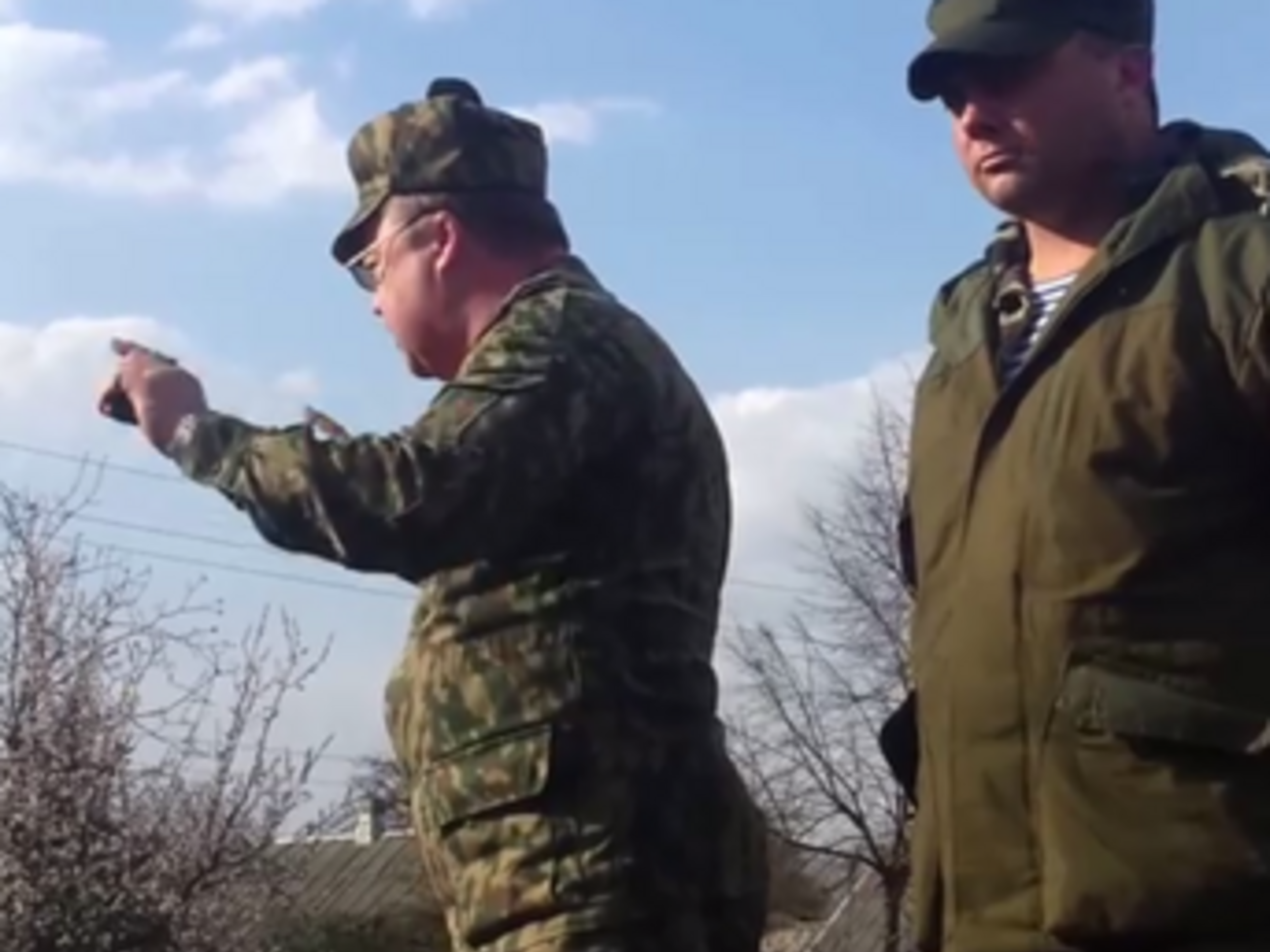 Украинские офицеры вели переговоры, стоя на броневике