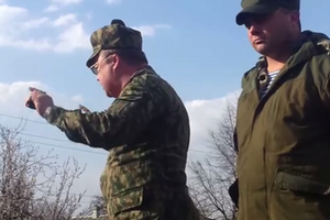 Украинские офицеры вели переговоры, стоя на броневике