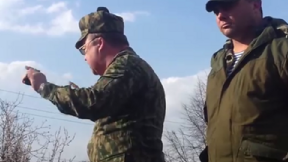 Украинские офицеры вели переговоры, стоя на броневике