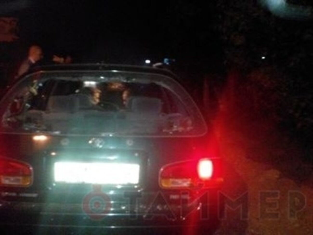 В результате драки разбили окна в машине