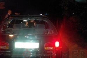 В результате драки разбили окна в машине