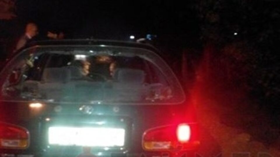 В результате драки разбили окна в машине