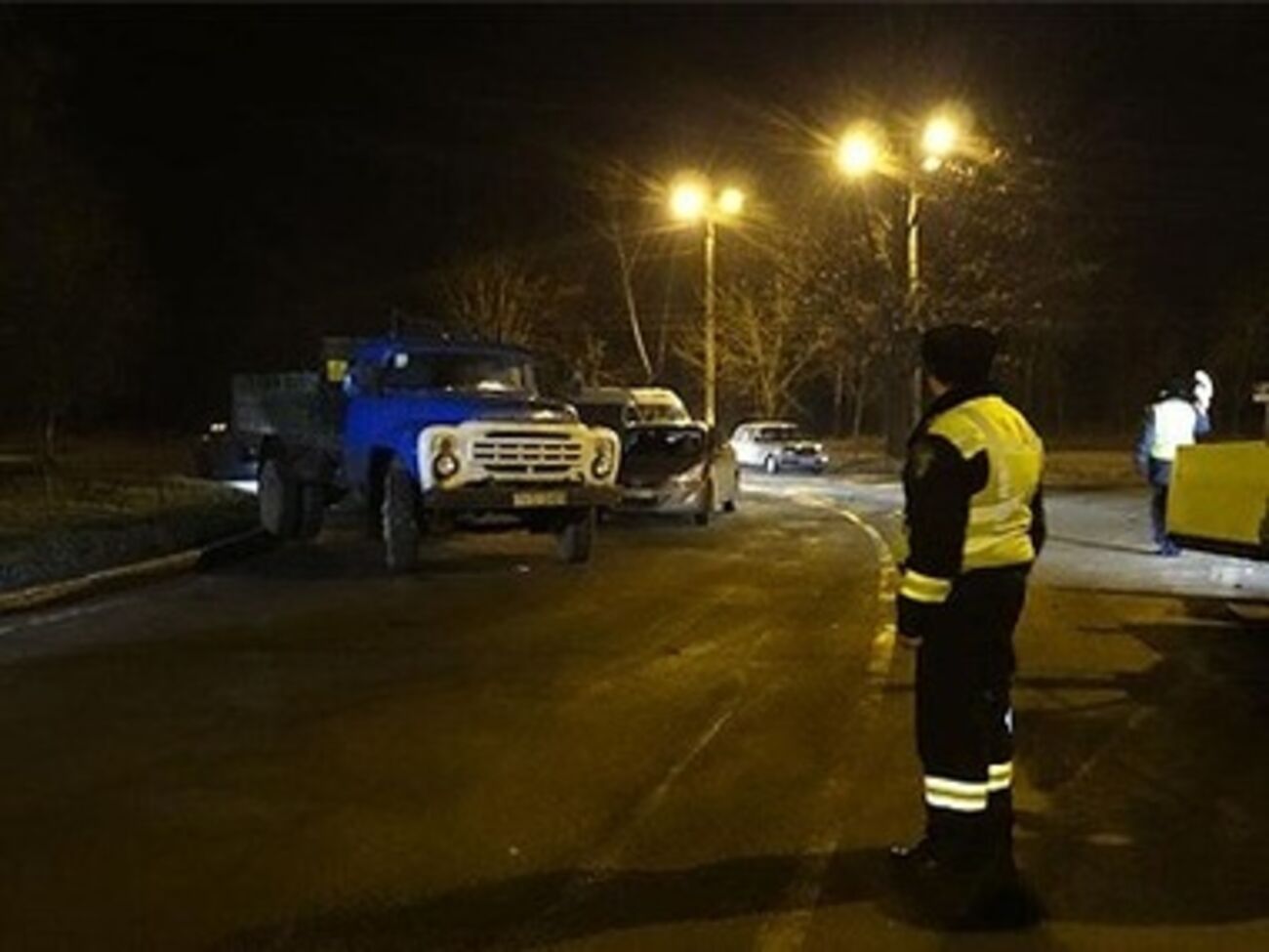 Милиционеры проверяют транспорт на подъезде к Виннице