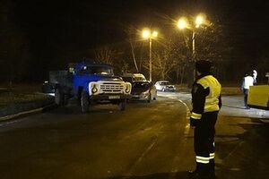 Милиционеры проверяют транспорт на подъезде к Виннице