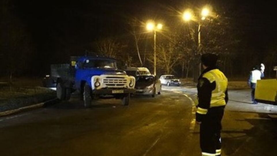 Милиционеры проверяют транспорт на подъезде к Виннице