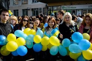 Луганские студенты вышли на митинг за единство Украины. Фоторепортаж