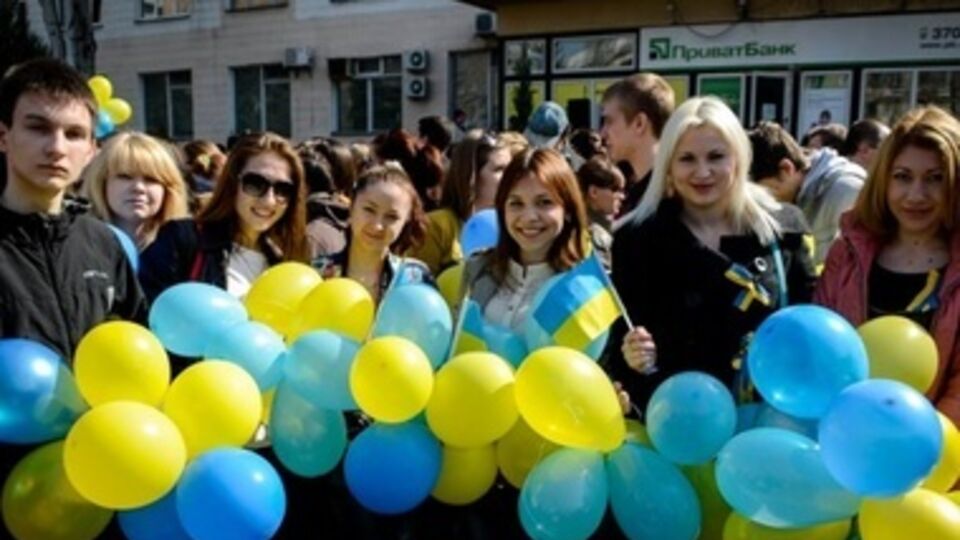 Луганские студенты вышли на митинг за единство Украины. Фоторепортаж