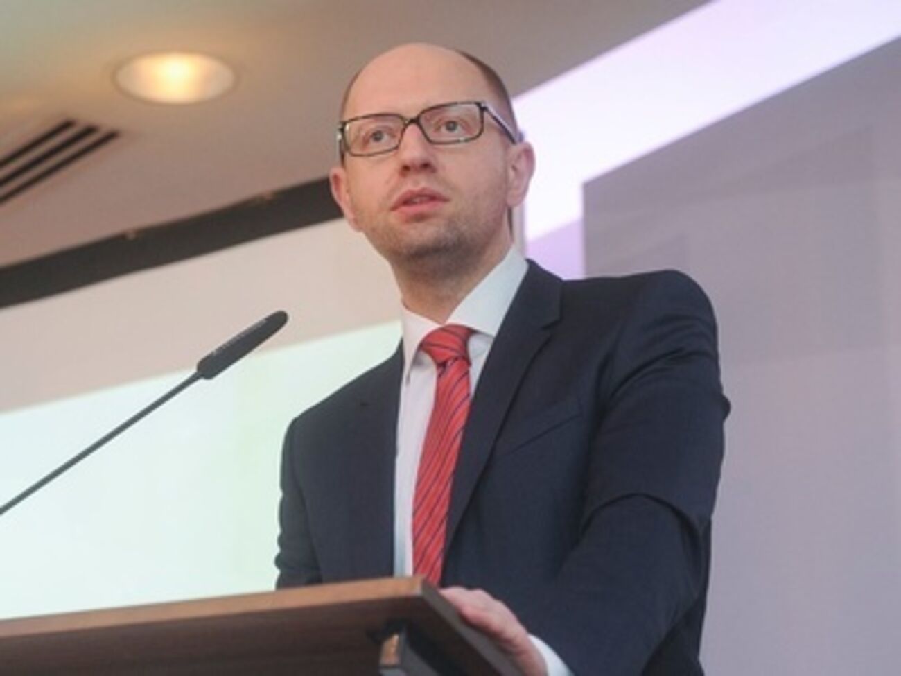 Яценюк посоветовал Путину разбираться "у себя в России со своим народом"