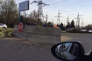 Блокпост устанавливают коммунальщики, их сопровождают военные и сотрудники ГАИ