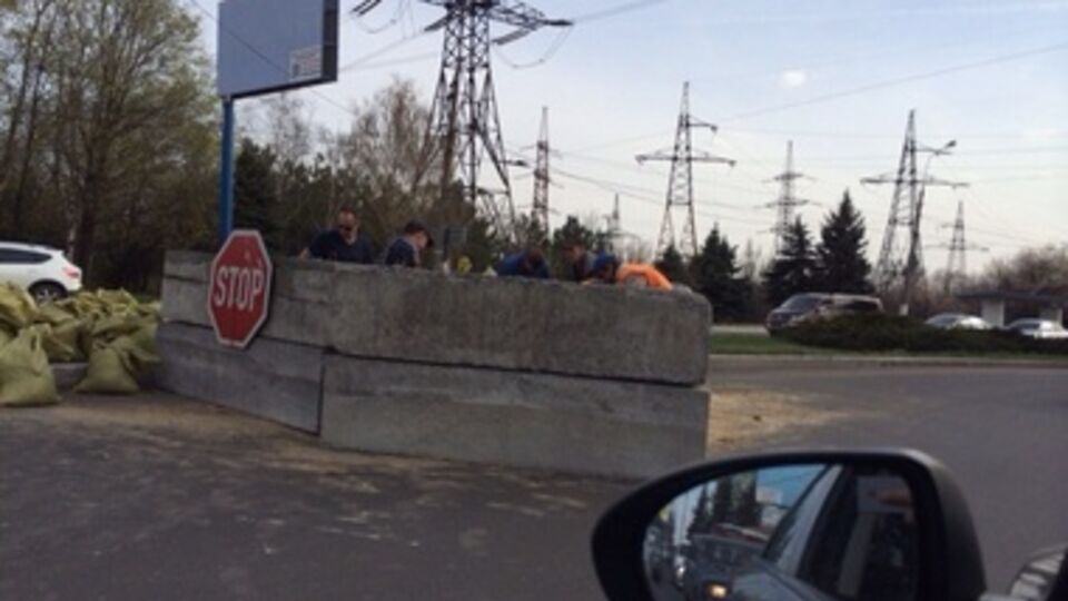 Блокпост устанавливают коммунальщики, их сопровождают военные и сотрудники ГАИ