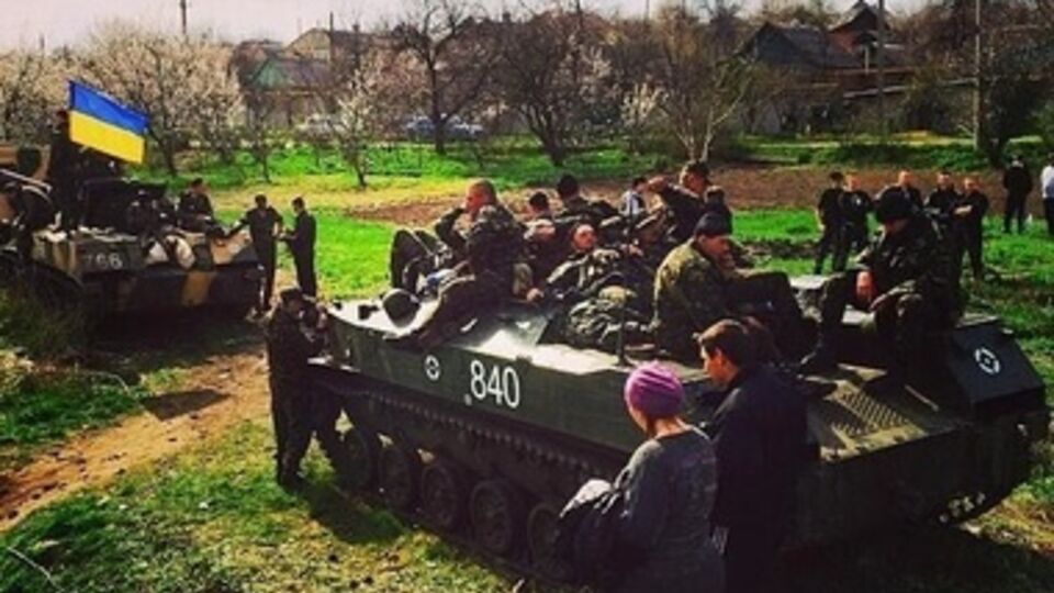 25-я отдельная Днепропетровская воздушно-десантная бригада отдала технику под давлением местных жителей и боевиков