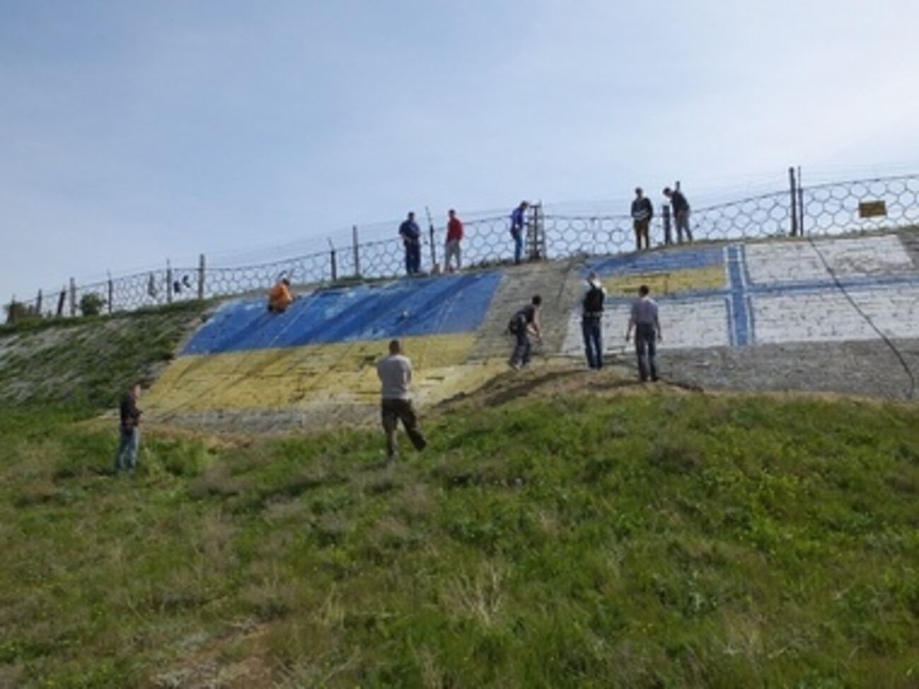 Государственный флаг и знамя Вооруженно-морских сил Украины были нарисованы краской на IV бастионе Севастопольской бухты