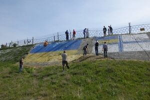 Государственный флаг и знамя Вооруженно-морских сил Украины были нарисованы краской на IV бастионе Севастопольской бухты