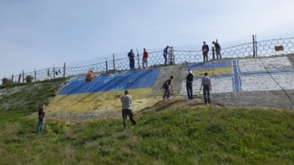 Государственный флаг и знамя Вооруженно-морских сил Украины были нарисованы краской на IV бастионе Севастопольской бухты