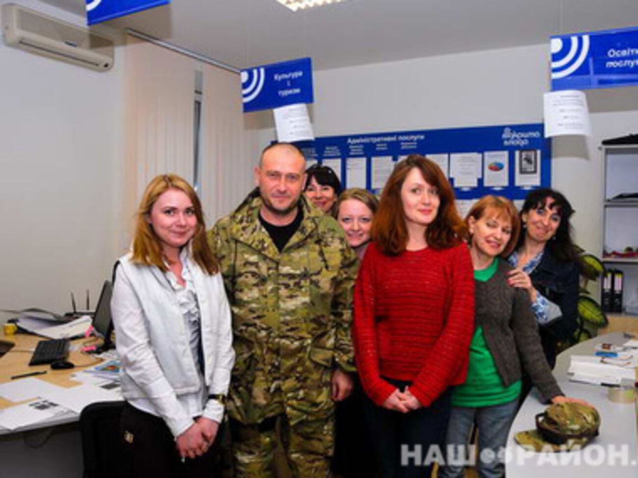 После беседы с Коломойским Ярош согласился сфотографироваться с работниками пресс-центра Днепропетровской ОГА