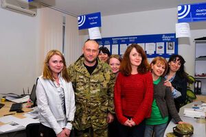 После беседы с Коломойским Ярош согласился сфотографироваться с работниками пресс-центра Днепропетровской ОГА