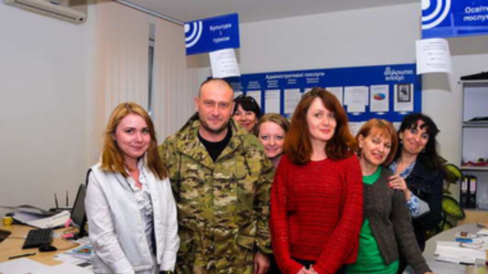 После беседы с Коломойским Ярош согласился сфотографироваться с работниками пресс-центра Днепропетровской ОГА