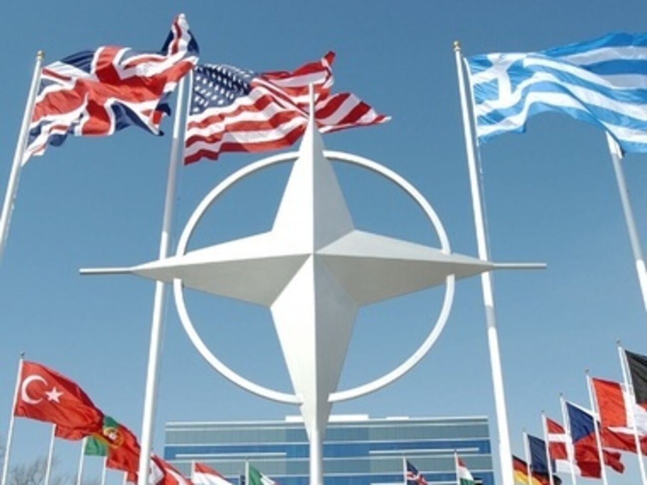НАТО "активизирует" защиту восточноевропейских союзников