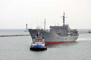 "Донбасс" прибыл на рейд с помощью морского буксира "Геннадий Савельев".