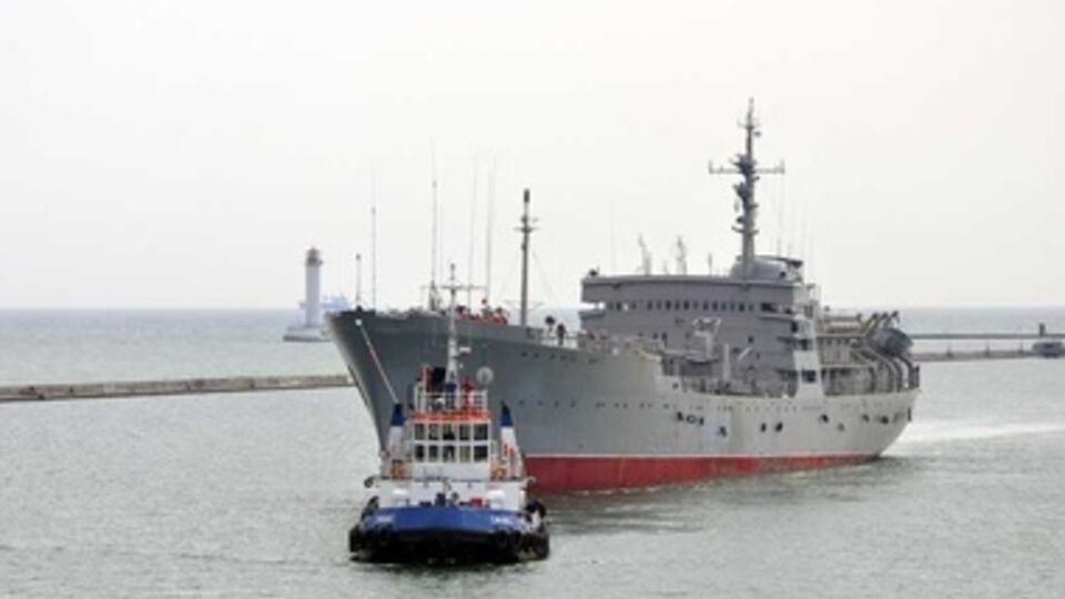 "Донбасс" прибыл на рейд с помощью морского буксира "Геннадий Савельев".