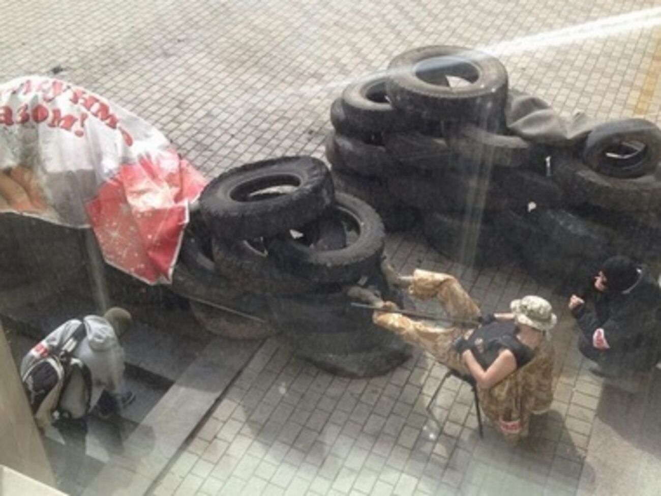 Сепаратисты возле здания Донецкого горсовета