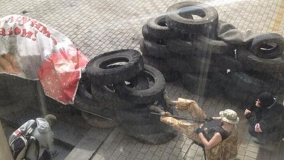 Сепаратисты возле здания Донецкого горсовета