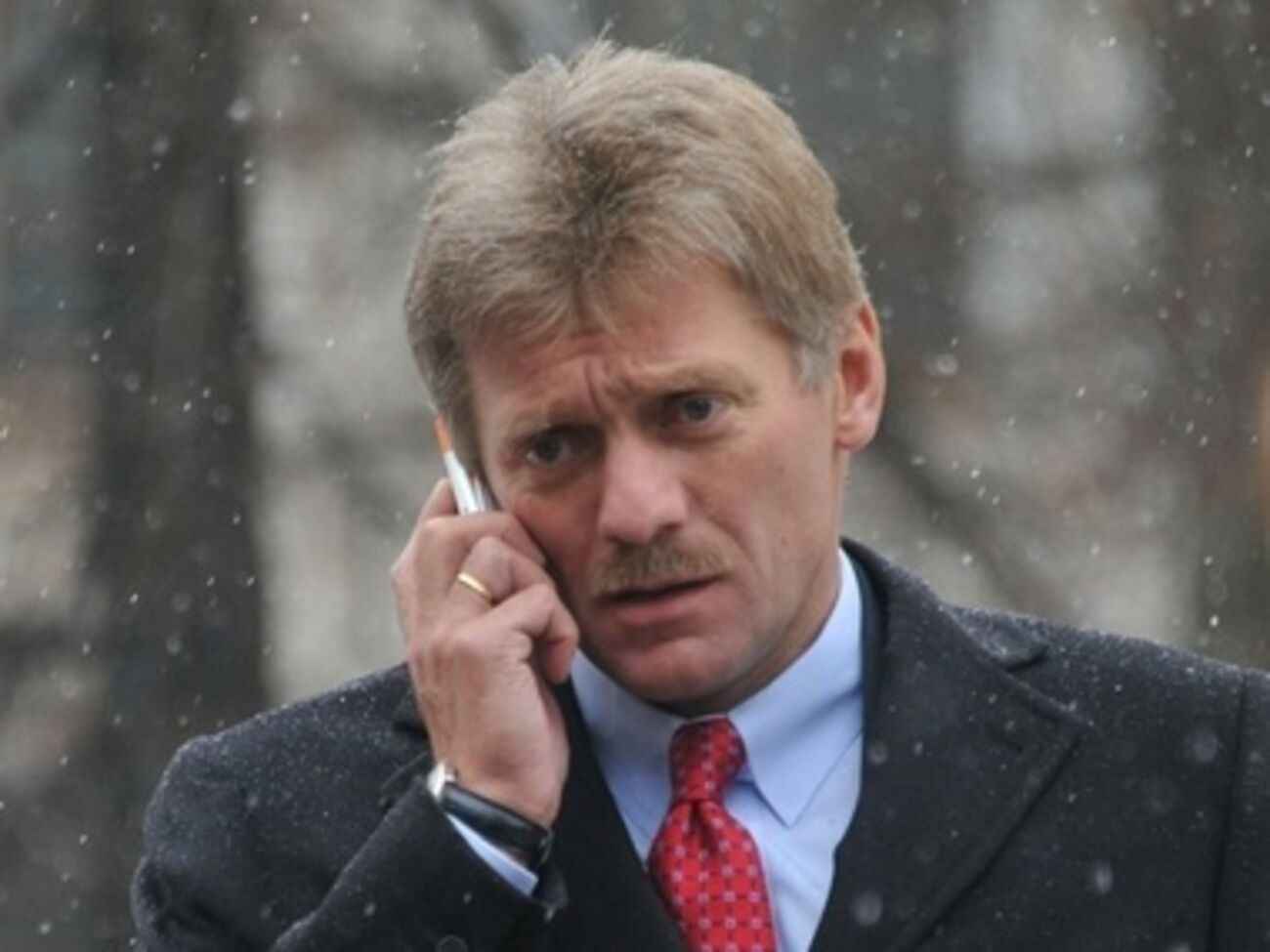 Янукович "вынужден" оставаться в России, заявил Песков