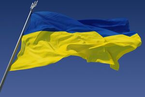 На одном из терриконов Донецка установили национальный флаг