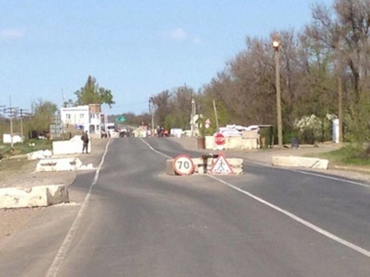 Через несколько часов крымских политиков пропустили на территорию полуострова