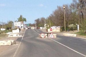 Через несколько часов крымских политиков пропустили на территорию полуострова