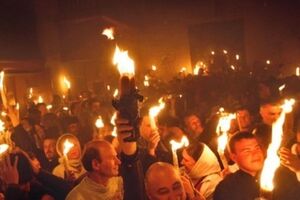 Благодатный огонь сошел сегодня в храме Гроба Господня в Иерусалиме