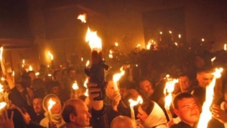 Благодатный огонь сошел сегодня в храме Гроба Господня в Иерусалиме