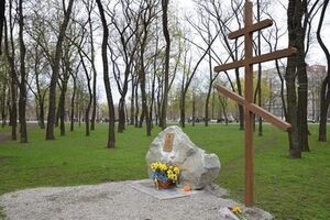 Памятный камень и крест будущего мемориала Героев Небесной cотни у Днепропетровской ОГА