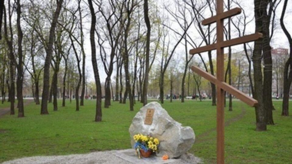 Памятный камень и крест будущего мемориала Героев Небесной cотни у Днепропетровской ОГА