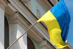 В украинском флаге на здании нет нарушения ни законов Украины, ни России, считают в Меджлисе
