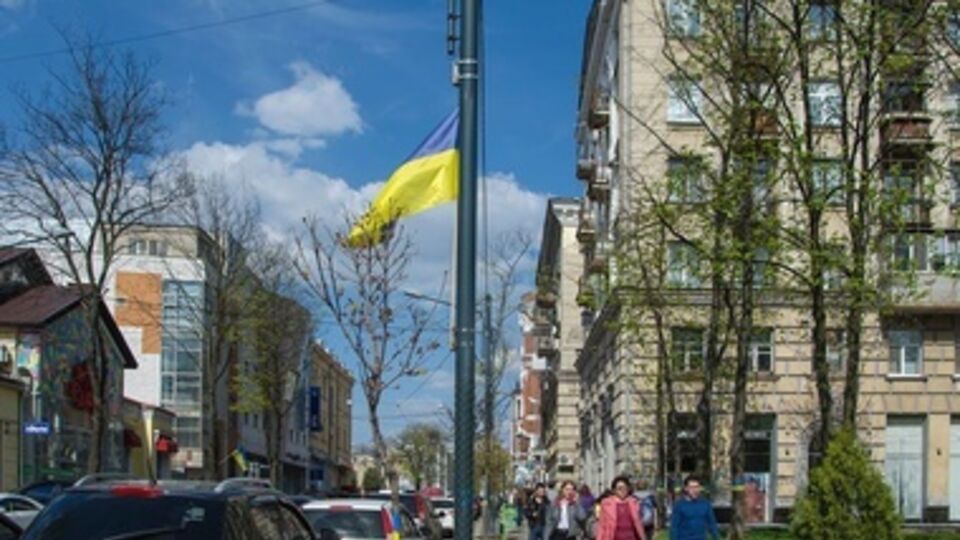 На нескольких улицах в Харькове вывесили государственные флаги