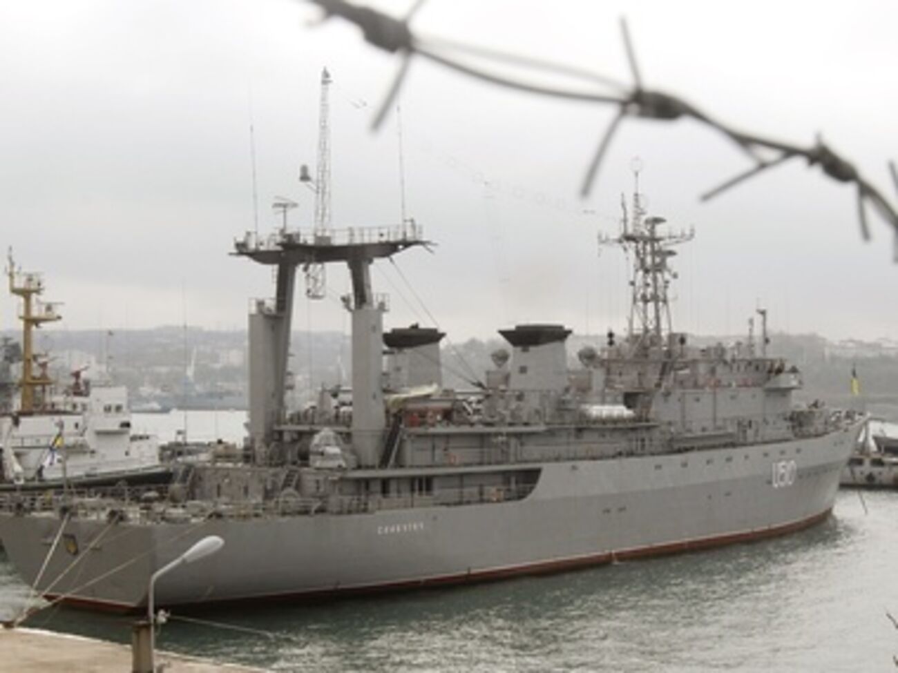 Около 80 боевых суден и кораблей обеспечения Черноморского флота Украины остались в водах Крыма и Севастополя