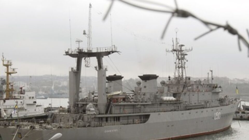Около 80 боевых суден и кораблей обеспечения Черноморского флота Украины остались в водах Крыма и Севастополя