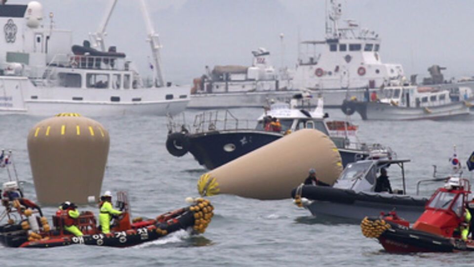 Количество жертв крушения парома продолжает расти