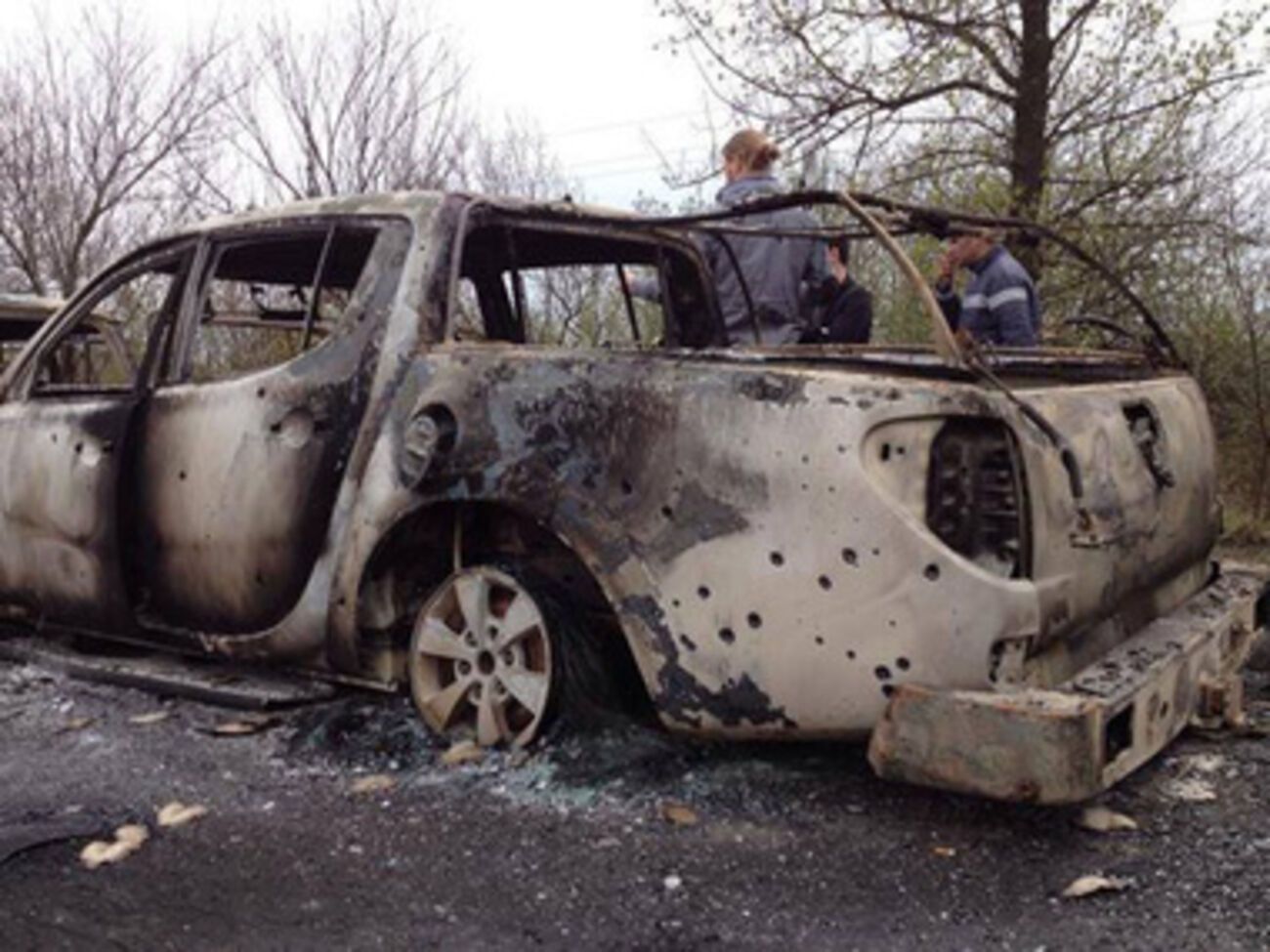Сожженная машина, в которой были неизвестные нападавшие на блокпост "самообороны" у въезда в Славянск