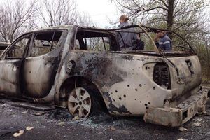 Сожженная машина, в которой были неизвестные нападавшие на блокпост "самообороны" у въезда в Славянск