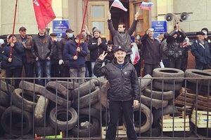 Долгов (на переднем плане в центре) был среди тех, кто штурмовал Харьковскую облгосадминистрацию 6 апреля